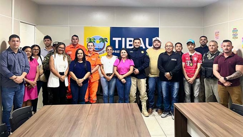 Imagem 1 - A Prefeita Lidiane Marques esteve com representantes das instituições relacionadas à segurança, como conselheiros tutelares, bombeiros, polícia militar, polícia rodoviária federal e civil. O carnaval de Tibau contará com 60 policiais militares e seis viaturas, onze policiais da 2ª Companhia Independente de Policiamento Rodoviário de Mossoró, com policiamento por motocicletas e carros 4x4. Uma guarnição do corpo de Bombeiros para atuar nas praias e nos eventos de carnaval, a Polícia Civil fará suas operações em período diurno, com um delegado e o Conselho Tutelar de Tibau informou que sua equipe estará presente nos eventos de carnaval. Imagem 1 - A Prefeita Lidiane Marques esteve com representantes das instituições relacionadas à segurança, como conselheiros tutelares, bombeiros, polícia militar, polícia rodoviária federal e civil. O carnaval de Tibau contará com 60 policiais militares e seis viaturas, onze policiais da 2ª Companhia Independente de Policiamento Rodoviário de Mossoró, com policiamento por motocicletas e carros 4x4. Uma guarnição do corpo de Bombeiros para atuar nas praias e nos eventos de carnaval, a Polícia Civil fará suas operações em período diurno, com um delegado e o Conselho Tutelar de Tibau informou que sua equipe estará presente nos eventos de carnaval.