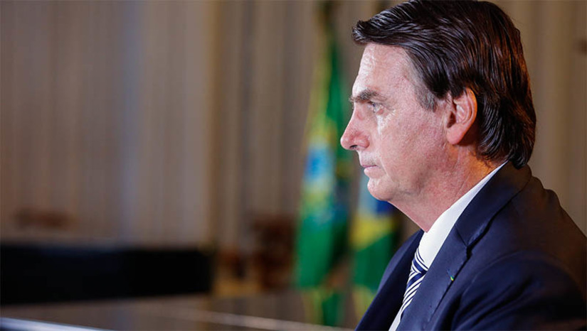 Imagem 1 - Alvo da PF, Bolsonaro não pode falar com outros investigados e deve entregar passaporte. A polícia federal deflagrou mais uma fase da operação que investiga uma tentativa de golpe de Estado para manter o ex-presidente no poder mesmo com a derrota nas eleições de 2022. Bolsonaro também foi proibido pelo ministro Alexandre de Moraes de fazer contato com investigados na operação. Entre os alvos de busca estão aliados civis e militares do ex-presidente, como os generaos Braga Netto, ex-ministro da Defesa e da Casa Civil, e Augusto Heleno, ex-chefe do Gabinete de Segurança Institucional (GSI). Imagem 1 - Alvo da PF, Bolsonaro não pode falar com outros investigados e deve entregar passaporte. A polícia federal deflagrou mais uma fase da operação que investiga uma tentativa de golpe de Estado para manter o ex-presidente no poder mesmo com a derrota nas eleições de 2022. Bolsonaro também foi proibido pelo ministro Alexandre de Moraes de fazer contato com investigados na operação. Entre os alvos de busca estão aliados civis e militares do ex-presidente, como os generaos Braga Netto, ex-ministro da Defesa e da Casa Civil, e Augusto Heleno, ex-chefe do Gabinete de Segurança Institucional (GSI).