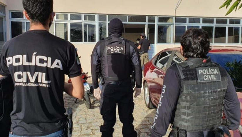 Imagem 1 - Governo diz que considera legítimas as reivindicações da PCRN e pede prazo para se manifestar. O governo do RN se manifestou, por meio de nota, sobre as reivindicações que estão sendo feitas pelo Sindicato dos Policiais Civis do Estado. Nesta quarta-feira (7), os servidores paralisaram as atividades para cobrar a reposição de perdas inflacionárias em seus salários, bem como a convocação dos novos policiais, que concluíram o curso de formação em 1º de fevereiro. Em nota, o governo afirmou que “defende a manutenção do diálogo”, mas que “avançar nesta pauta requer disponibilidade fiscal e financeira orçamentária”. Imagem 1 - Governo diz que considera legítimas as reivindicações da PCRN e pede prazo para se manifestar. O governo do RN se manifestou, por meio de nota, sobre as reivindicações que estão sendo feitas pelo Sindicato dos Policiais Civis do Estado. Nesta quarta-feira (7), os servidores paralisaram as atividades para cobrar a reposição de perdas inflacionárias em seus salários, bem como a convocação dos novos policiais, que concluíram o curso de formação em 1º de fevereiro. Em nota, o governo afirmou que “defende a manutenção do diálogo”, mas que “avançar nesta pauta requer disponibilidade fiscal e financeira orçamentária”.