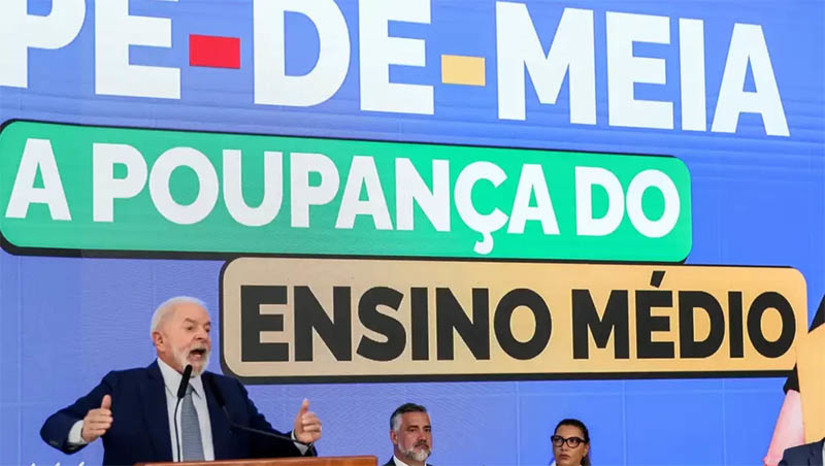 Imagem 1 - MEC publica regras e calendário de pagamento do Programa “Pé-de-Meia”. O Pé-de-Meia é uma espécie de poupança destinada aos estudantes matriculados no ensino médio das redes públicas de ensino. Ele prevê o pagamento de incentivos anuais, que chegam a R$ 3 mil por estudante. Ao final da etapa de ensino, podem atingir até R$ 9.200. A adesão das redes de ensino médio ao Programa começa nesta quinta, pelo Sistema Integrado de Monitoramento, Execução e Controle do Ministério da Educação (Simec). Os pagamentos aos estudantes elegíveis terão início no final de março. Imagem 1 - MEC publica regras e calendário de pagamento do Programa “Pé-de-Meia”. O Pé-de-Meia é uma espécie de poupança destinada aos estudantes matriculados no ensino médio das redes públicas de ensino. Ele prevê o pagamento de incentivos anuais, que chegam a R$ 3 mil por estudante. Ao final da etapa de ensino, podem atingir até R$ 9.200. A adesão das redes de ensino médio ao Programa começa nesta quinta, pelo Sistema Integrado de Monitoramento, Execução e Controle do Ministério da Educação (Simec). Os pagamentos aos estudantes elegíveis terão início no final de março.