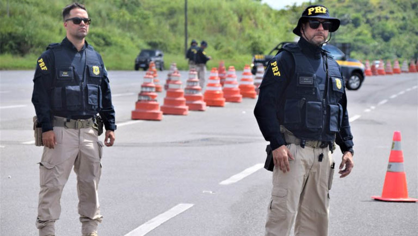 Imagem 1 - PRF inicia a “Operação Carnaval” nesta sexta (9) e reforçar dicas de segurança nas rodovias. Considerando o aumento significativo do fluxo de veículos durante o feriado prolongado, e consequentemente o risco de ocorrências de acidentes, a PRF reforçará o patrulhamento em trechos estratégicos das rodovias federais do estado, a fim de coibir infrações graves como ultrapassagens em locais proibidos, excesso de velocidade e alcoolemia; confira dicas para garantir uma viagem tranquila e curtir o carnaval sem acidentes. Imagem 1 - PRF inicia a “Operação Carnaval” nesta sexta (9) e reforçar dicas de segurança nas rodovias. Considerando o aumento significativo do fluxo de veículos durante o feriado prolongado, e consequentemente o risco de ocorrências de acidentes, a PRF reforçará o patrulhamento em trechos estratégicos das rodovias federais do estado, a fim de coibir infrações graves como ultrapassagens em locais proibidos, excesso de velocidade e alcoolemia; confira dicas para garantir uma viagem tranquila e curtir o carnaval sem acidentes.