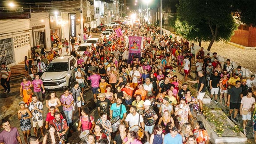 Imagem 1 - Está é 10ª edição do Alô Frida que virou tradição, saindo sempre nas quintas feiras que antecedem o carnaval. Além de realizar o primeiro encontro de bonecas e bonecos gigantes do carnaval mossoroense, a troça de frevo será maior. A concentração será no Boteco do China, na praça de convivência, a partir das 19h, e vai circular com a troça Pode Inté For, Cabocla de Jurema, finalizando com show da cantora Renata Falcão. Imagem 1 - Está é 10ª edição do Alô Frida que virou tradição, saindo sempre nas quintas feiras que antecedem o carnaval. Além de realizar o primeiro encontro de bonecas e bonecos gigantes do carnaval mossoroense, a troça de frevo será maior. A concentração será no Boteco do China, na praça de convivência, a partir das 19h, e vai circular com a troça Pode Inté For, Cabocla de Jurema, finalizando com show da cantora Renata Falcão.