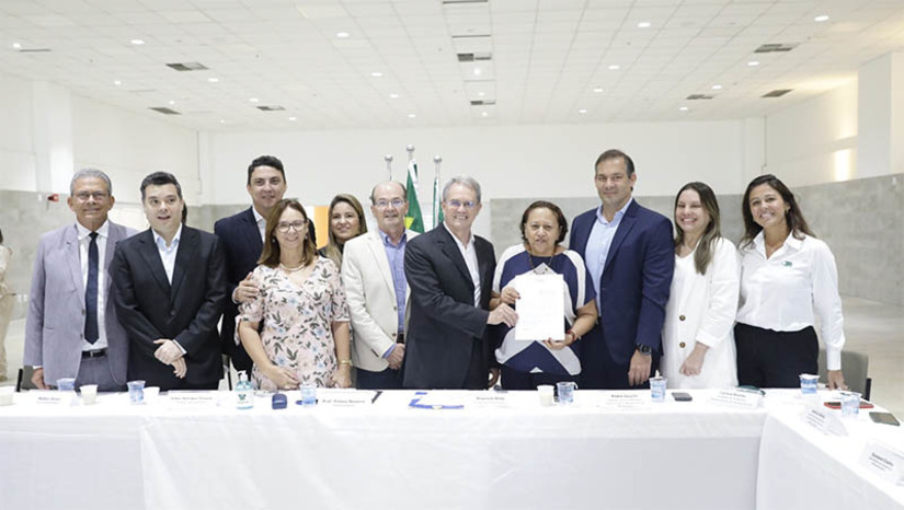 Imagem 1 - “Concretização de um sonho de 20 anos”, diz Fátima sobre reconstrução da estrada para Guamaré. O Governo do RN oficializou nesta quinta-feira (08) o termo de parceria com a empresa 3R Petroleum e com a Prefeitura de Guamaré para a reconstrução da RN-401. A rodovia é a responsável pelo escoamento de petróleo e gás que saem da Refinaria Clara Camarão com destino a Natal e a outros estados diariamente. Nela transitam, em média, 100 carretas por dia, transportando gasolina, óleo diesel, botijões de gás de cozinha e insumos para a produção. A obra tem previsão para ser concluída em maio. Imagem 1 - “Concretização de um sonho de 20 anos”, diz Fátima sobre reconstrução da estrada para Guamaré. O Governo do RN oficializou nesta quinta-feira (08) o termo de parceria com a empresa 3R Petroleum e com a Prefeitura de Guamaré para a reconstrução da RN-401. A rodovia é a responsável pelo escoamento de petróleo e gás que saem da Refinaria Clara Camarão com destino a Natal e a outros estados diariamente. Nela transitam, em média, 100 carretas por dia, transportando gasolina, óleo diesel, botijões de gás de cozinha e insumos para a produção. A obra tem previsão para ser concluída em maio.