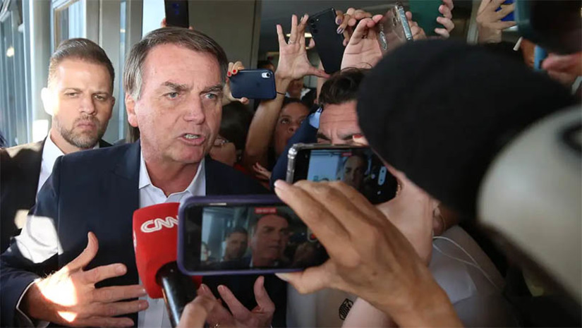 Imagem 1 - Advogado confirma que Bolsonaro entregou passaporte às autoridades. O ex-presidente é um dos alvos da Operação Tempus Veritatis, deflagrada nesta quinta-feira (8) pela Polícia Federal. Segundo o advogado de defesa do ex-presidente, Fábio Wajngarten, a entrega do documento ocorreu pouco antes do meio-dia. Tanto Bolsonaro como ministros e militares integrantes de seu governo foram alvo da operação, suspeitos de terem atuado na tentativa de golpe ocorrida no dia 8 de janeiro de 2022. Imagem 1 - Advogado confirma que Bolsonaro entregou passaporte às autoridades. O ex-presidente é um dos alvos da Operação Tempus Veritatis, deflagrada nesta quinta-feira (8) pela Polícia Federal. Segundo o advogado de defesa do ex-presidente, Fábio Wajngarten, a entrega do documento ocorreu pouco antes do meio-dia. Tanto Bolsonaro como ministros e militares integrantes de seu governo foram alvo da operação, suspeitos de terem atuado na tentativa de golpe ocorrida no dia 8 de janeiro de 2022.