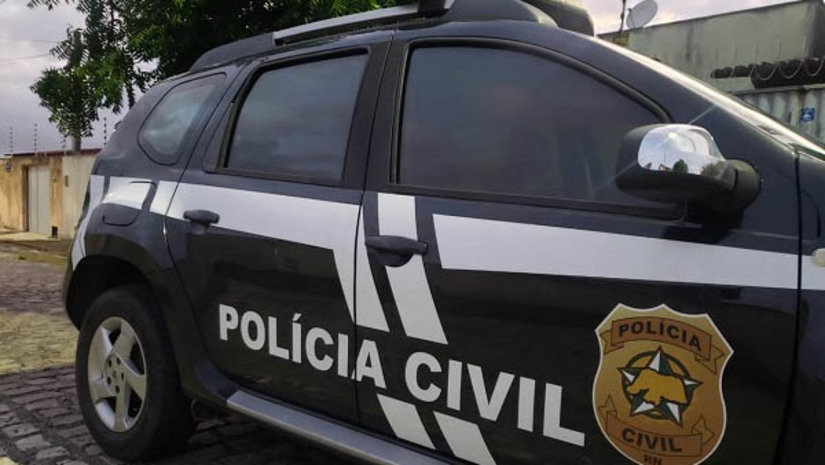 Imagem 1 - Em reunião com os sindicatos, governo define data de 21 de fevereiro para nomear novos policiais. O encontro aconteceu na tarde desta quinta-feira (8). Os policiais civis do Rio Grande do Norte estavam parados desde a quarta-feira (7), reivindicando, entre outras pautas, a reposição de perdas inflacionárias, bem como a convocação dos policiais que concluíram o curso de formação no início do mês. Na reunião dois dos quatro pontos trazidos à mesa de negociação foram atendidos: PLi do Auxílio ao Fardamento foi encaminhado para a Assembleia Legislativa e ficou definida a data de 21 de fevereiro para que os concursados da Polícia Civil sejam nomeados. Imagem 1 - Em reunião com os sindicatos, governo define data de 21 de fevereiro para nomear novos policiais. O encontro aconteceu na tarde desta quinta-feira (8). Os policiais civis do Rio Grande do Norte estavam parados desde a quarta-feira (7), reivindicando, entre outras pautas, a reposição de perdas inflacionárias, bem como a convocação dos policiais que concluíram o curso de formação no início do mês. Na reunião dois dos quatro pontos trazidos à mesa de negociação foram atendidos: PLi do Auxílio ao Fardamento foi encaminhado para a Assembleia Legislativa e ficou definida a data de 21 de fevereiro para que os concursados da Polícia Civil sejam nomeados.