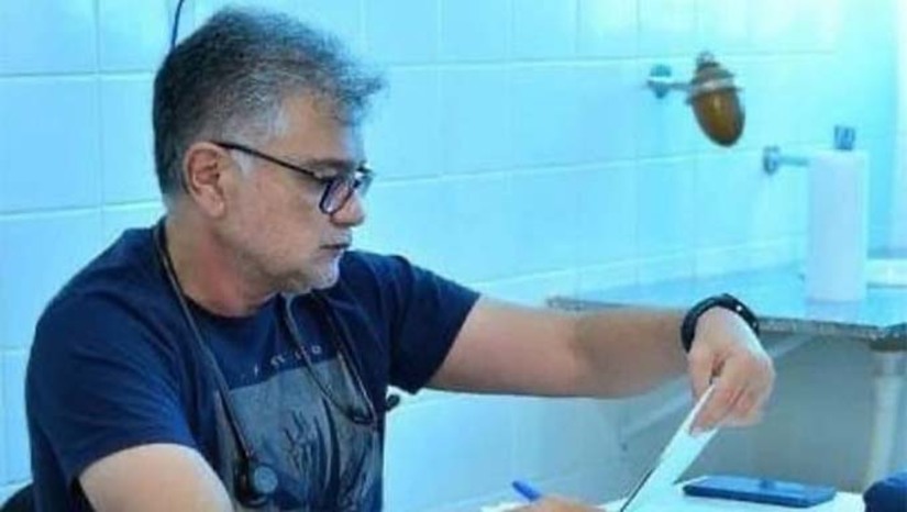 Imagem 1 - Testemunhas relataram que Gilmar subitamente passou mal, foi socorrido por uma ambulância do Samu até o hospital Wilson Rosado, onde teve uma parada cardiorrespiratória. A equipe médica tentou reanima-lo mas ele não resistiu. A morte do jovem médico causou comoção em Mossoró. Dr. Gilmar era natural de Natal e atendia no hospital da Hapvida e no hospital Wilson Rosado, além de outras cidades do interior do estado. Imagem 1 - Testemunhas relataram que Gilmar subitamente passou mal, foi socorrido por uma ambulância do Samu até o hospital Wilson Rosado, onde teve uma parada cardiorrespiratória. A equipe médica tentou reanima-lo mas ele não resistiu. A morte do jovem médico causou comoção em Mossoró. Dr. Gilmar era natural de Natal e atendia no hospital da Hapvida e no hospital Wilson Rosado, além de outras cidades do interior do estado.