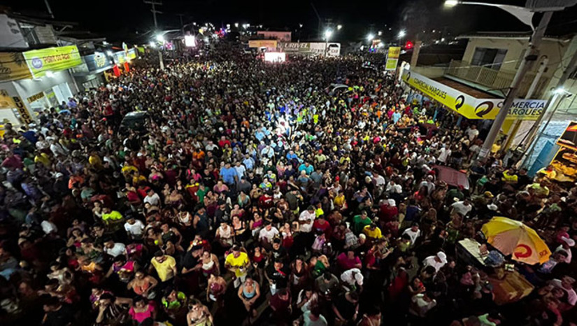 Imagem 1 - Após um hiato de quatro anos, o Carnaval de Tibau-RN retornou em grande estilo, atraindo uma multidão histórica de 60 mil pessoas para o arrastão deste sábado. Sob a liderança de Zé Cantor, os foliões percorreram 2km em um percurso nostálgico que remete aos antigos carnavais da cidade, reavivando tradições e criando novas memórias. Imagem 1 - Após um hiato de quatro anos, o Carnaval de Tibau-RN retornou em grande estilo, atraindo uma multidão histórica de 60 mil pessoas para o arrastão deste sábado. Sob a liderança de Zé Cantor, os foliões percorreram 2km em um percurso nostálgico que remete aos antigos carnavais da cidade, reavivando tradições e criando novas memórias.