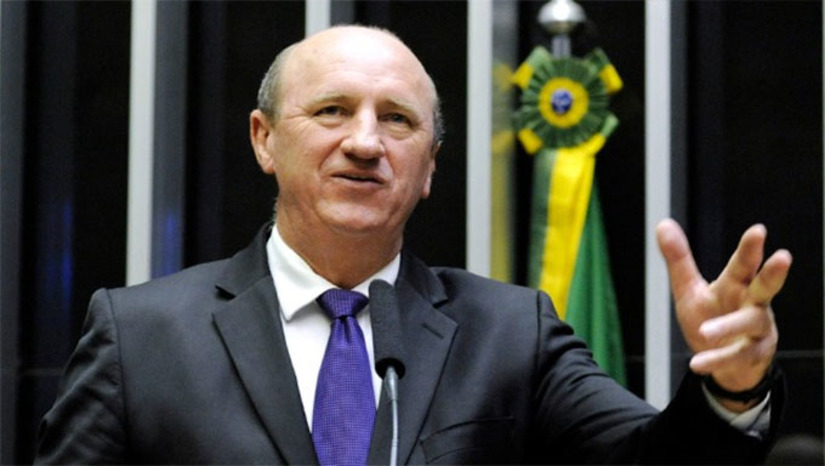   Ex-deputado federal Neri Geller, salvo pelo TSE da inelegibilidade e empossado como Secretário de Política Agrícola do Ministério da Agricultura, já chegou causando constrangimento na pasta. Segundo interlocutores, ele quer influenciar em outros órgãos, como na Secretaria de Defesa Agropecuária e na Companhia Nacional de Abastecimento. Além disso, exonerou Cid Caldas da Coordenação Geral do Álcool e Bioenergia, o que desagradou muito a União da Indústria da Cana-de-Açúcar. “Só pensa em ser ministro e política”, alfineta um aliado.