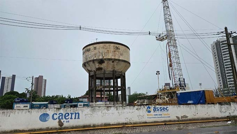 Imagem 1 - A Caern informou nesta quarta- feira (14) que poço-15 que apresentou problema mecânico em conjunto motobomba e passa por manutenção. Os bairros: Doze Anos, Boa Vista, Aeroporto I e II e Dix-sept Rosado, em Mossoró, estão com abastecimento suspenso. A previsão é religar o sistema durante à noite de quinta-feira (15). Após religar são necessárias até 72 horas para normalização. A companhia informou ainda o cronograma de rodizio de abastecimento das comunidades rurais de Mossoró e Vilas de Serra do Mel. O rodízio é necessário devido a rebaixamento no nível da captação da barragem Armando Ribeiro. Confira o cronograma no MH. Imagem 1 - A Caern informou nesta quarta- feira (14) que poço-15 que apresentou problema mecânico em conjunto motobomba e passa por manutenção. Os bairros: Doze Anos, Boa Vista, Aeroporto I e II e Dix-sept Rosado, em Mossoró, estão com abastecimento suspenso. A previsão é religar o sistema durante à noite de quinta-feira (15). Após religar são necessárias até 72 horas para normalização. A companhia informou ainda o cronograma de rodizio de abastecimento das comunidades rurais de Mossoró e Vilas de Serra do Mel. O rodízio é necessário devido a rebaixamento no nível da captação da barragem Armando Ribeiro. Confira o cronograma no MH.