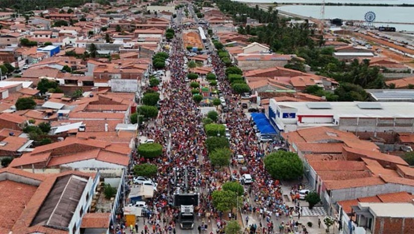 Imagem 1 - Com um público estimado em cerca de 20 mil pessoas, o carnaval de Grossos confirmou a expectativa dos organizadores de que este é o maior carnaval já realizado na cidade. Mesmo após o percurso com Grafith, milhares de foliões grossenses e de cidades vizinhas ainda se divertiram ao som das atrações Rastro de Menina, Thiago Freitas, Bota pra Torar e Mozão. A folia continuam hoje (14), a partir das 16h, com a Quarta de Mel, tradicional mela-mela que contará com arrastões animados pela cantora Aline Reis e pelo ex-líder da banda Pimenta Nativa, Serginho Pimenta. Imagem 1 - Com um público estimado em cerca de 20 mil pessoas, o carnaval de Grossos confirmou a expectativa dos organizadores de que este é o maior carnaval já realizado na cidade. Mesmo após o percurso com Grafith, milhares de foliões grossenses e de cidades vizinhas ainda se divertiram ao som das atrações Rastro de Menina, Thiago Freitas, Bota pra Torar e Mozão. A folia continuam hoje (14), a partir das 16h, com a Quarta de Mel, tradicional mela-mela que contará com arrastões animados pela cantora Aline Reis e pelo ex-líder da banda Pimenta Nativa, Serginho Pimenta.