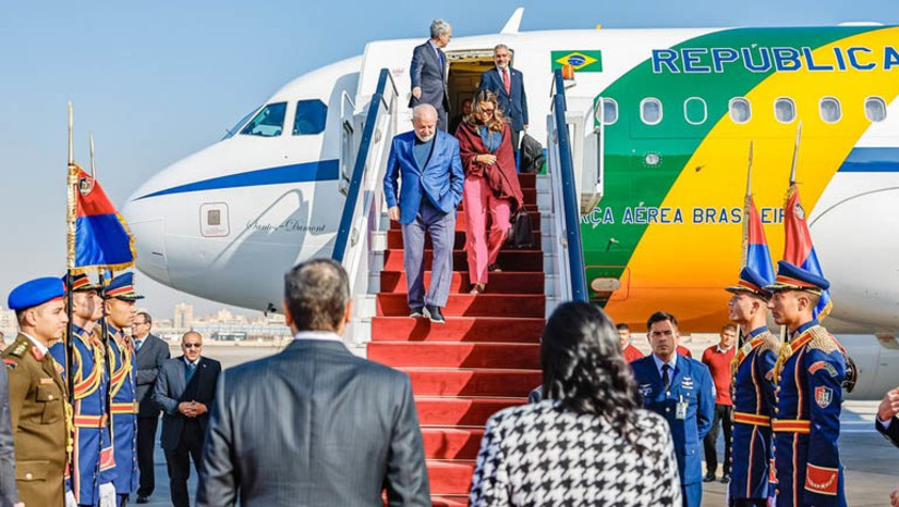 Imagem 1 - Embaixador brasileiro no Egito exalta potencial de parcerias na visita de Lula. O presidente brasileiro chegou ao país nesta quarta-feira (14), para uma série de agendas oficiais nesta quinta-feira (15). "Essa visita se enquadra num marco importante, afinal são 100 anos de relações diplomáticas ininterruptas", lembrou Paulino Franco de Carvalho Neto, embaixador brasileiro. Na visita de Estado oficial do presidente Lula está prevista uma reunião com o presidente egípcio, Abdel Fattah Al-Sisi, assinaturas de atos bilaterais, almoço oficial e declaração à imprensa. O presidente Lula também visitará a sede da Liga dos Estados Árabes, no Cairo. Imagem 1 - Embaixador brasileiro no Egito exalta potencial de parcerias na visita de Lula. O presidente brasileiro chegou ao país nesta quarta-feira (14), para uma série de agendas oficiais nesta quinta-feira (15). "Essa visita se enquadra num marco importante, afinal são 100 anos de relações diplomáticas ininterruptas", lembrou Paulino Franco de Carvalho Neto, embaixador brasileiro. Na visita de Estado oficial do presidente Lula está prevista uma reunião com o presidente egípcio, Abdel Fattah Al-Sisi, assinaturas de atos bilaterais, almoço oficial e declaração à imprensa. O presidente Lula também visitará a sede da Liga dos Estados Árabes, no Cairo.