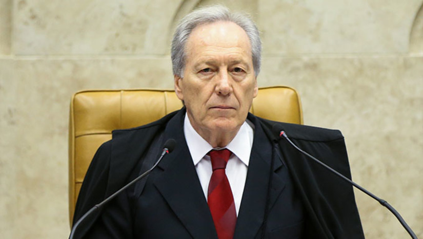 Imagem 1 - Medidas adotadas pelo novo ministro da Justiça tem como objetivo descobrir como os presos Rogério da Silva Mendonça, de 36 anos, e Deibson Cabral Nascimento, 34 anos, o "Tatu", conseguiram protagonizar a primeira fuga da história do sistema prisional federal no Brasil. Lewandowski afastou a direção da Penitenciária e já enviou, um interventor, de Brasília, para comandar a unidade. Mais de 100 homens das forças de segurança, em dezenas de viaturas e dois helicópteros, estão realizando buscas para recapturar os fugitivos, que são do Estado do Acre, onde respondem por tráfico, assaltos e homicidios. Imagem 1 - Medidas adotadas pelo novo ministro da Justiça tem como objetivo descobrir como os presos Rogério da Silva Mendonça, de 36 anos, e Deibson Cabral Nascimento, 34 anos, o "Tatu", conseguiram protagonizar a primeira fuga da história do sistema prisional federal no Brasil. Lewandowski afastou a direção da Penitenciária e já enviou, um interventor, de Brasília, para comandar a unidade. Mais de 100 homens das forças de segurança, em dezenas de viaturas e dois helicópteros, estão realizando buscas para recapturar os fugitivos, que são do Estado do Acre, onde respondem por tráfico, assaltos e homicidios.