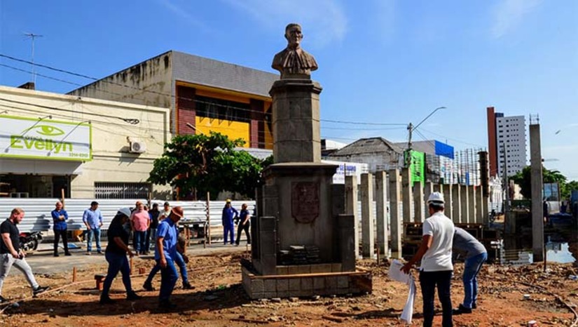 Imagem 1 - O memorial será um espaço significativo para relembrar aqueles que foram afetados pela doença. A Prefeitura está comprometida em garantir que a construção seja concluída no prazo estabelecido, para a comunidade poder ter um local apropriado para prestar suas homenagens às vítimas da Covid-19. As obras estão em ritmo avançado, visando homenagear as 700 vidas perdidas durante a pandemia em Mossoró. O memorial está sendo construído na avenida Dix-sept Rosado, ao lado da Catedral de Santa Luzia. Imagem 1 - O memorial será um espaço significativo para relembrar aqueles que foram afetados pela doença. A Prefeitura está comprometida em garantir que a construção seja concluída no prazo estabelecido, para a comunidade poder ter um local apropriado para prestar suas homenagens às vítimas da Covid-19. As obras estão em ritmo avançado, visando homenagear as 700 vidas perdidas durante a pandemia em Mossoró. O memorial está sendo construído na avenida Dix-sept Rosado, ao lado da Catedral de Santa Luzia.