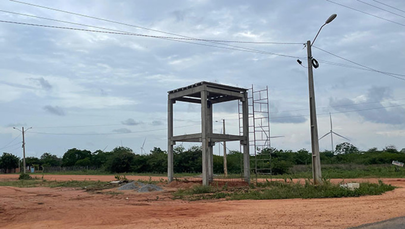 Imagem 1 - Através da Secretaria de Infraestrutura, a Prefeitura Municipal está construindo caixas eletivas nas Vilas Sergipe, Piauí, Ceará, Bahia, Pernambuco, Sergipe e Alagoas. Com o investimento, vai regularizar o abastecimento de água destas comunidades, melhorando a qualidade de vida de seus moradores. Serra do Mel tem 13 mil habitantes e sua economia gira em torno da produção de castanha de caju e de energia eólica e solar. Imagem 1 - Através da Secretaria de Infraestrutura, a Prefeitura Municipal está construindo caixas eletivas nas Vilas Sergipe, Piauí, Ceará, Bahia, Pernambuco, Sergipe e Alagoas. Com o investimento, vai regularizar o abastecimento de água destas comunidades, melhorando a qualidade de vida de seus moradores. Serra do Mel tem 13 mil habitantes e sua economia gira em torno da produção de castanha de caju e de energia eólica e solar.