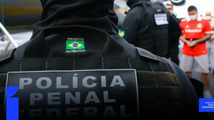Imagem 1 - MJ requisita nomeação de 80 Policiais Penais Federais para reforçar o Sistema Prisional . O pedido acontece após a fuga de dois custodiados da Penitenciária Federal em Mossoró, no interior do Rio Grande do Norte, na quarta-feira (14). Em ofício enviado ao Ministério da Gestão e da Inovação em Serviços Públicos (MGI), Almeida Neto fala sobre a necessidade de enfrentamento a organizações criminosas, que colocam em risco a integridade do sistema prisional brasileiro. No município potiguar, as buscas pelo dois fugitivos já ultrapassam as 50h, com centenas de agentes, de diversas forças de segurança envolvidos. Imagem 1 - MJ requisita nomeação de 80 Policiais Penais Federais para reforçar o Sistema Prisional . O pedido acontece após a fuga de dois custodiados da Penitenciária Federal em Mossoró, no interior do Rio Grande do Norte, na quarta-feira (14). Em ofício enviado ao Ministério da Gestão e da Inovação em Serviços Públicos (MGI), Almeida Neto fala sobre a necessidade de enfrentamento a organizações criminosas, que colocam em risco a integridade do sistema prisional brasileiro. No município potiguar, as buscas pelo dois fugitivos já ultrapassam as 50h, com centenas de agentes, de diversas forças de segurança envolvidos.