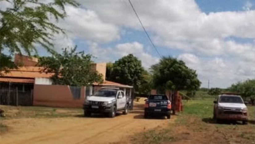 Imagem 1 -  A invasão da residência aconteceu por volta das 20 horas desta sexta-feira, na comunidade de Riacho Grande, cerca de 2km da Penitenciária Federal de Mossoró, de onde fugiram na madrugada de quarta-feira, 14, de forma misteriosa. Com a informação, as buscas na região foram intensificadas, com apoio aereo, câes farejadores  e dezenas de viaturas circulando na região.
