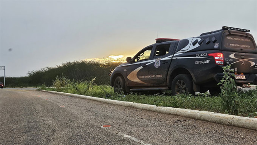 Imagem 1 -  Foi montado um grande cerco na região, inclusive com apoio de um helicóptero e o Corpo de Bombeiros, mas os dois fugitivos do Presídio Federal de Mossoró não foram localizados. As buscas continuam aos acreamos Rogério da Silva Mendonça, o Martelo, de 36 anos, e Deibson Cabral Nascimento, o Tatu, de 34 anos.  A Justiça deixou o repórter do Fantástico entrar no Presídio e mostrar como a fuga teria ocorrido, mas não permite que a imprensa local grave em frente, alegando questões de segurança.