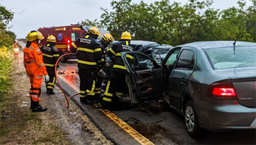 Imagem 1 - O Corpo de Bombeiros de Mossoró e Apodi se uniram para retirar as vítimas das ferragens e socorrê-los para o Hospital, mas infelizmente não deu tempo. Morreram William Leocádio da Silva, de 56 anos; Maycon Douglas de Assis Santos, de 28 anos, Leurimar soares e Lara Raquel Queiroz de Oliveira, de 23 anos. O caso será investigado pela Polícia Civil. Imagem 1 - O Corpo de Bombeiros de Mossoró e Apodi se uniram para retirar as vítimas das ferragens e socorrê-los para o Hospital, mas infelizmente não deu tempo. Morreram William Leocádio da Silva, de 56 anos; Maycon Douglas de Assis Santos, de 28 anos, Leurimar soares e Lara Raquel Queiroz de Oliveira, de 23 anos. O caso será investigado pela Polícia Civil.