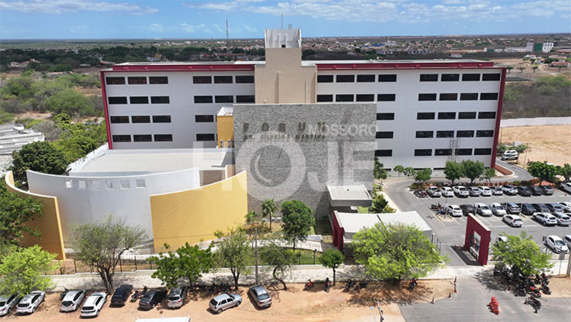 Imagem 1 - Aposentado vai a júri popular por tentar matar a companheira, em Mossoró. A primeira pauta do ano de 2024 do Tribunal do Júri Popular da Comarca de Mossoró começa a ser julgada nesta segunda-feira (19). O primeiro a sentar no banco dos réus é Damião Ayres Filho, de 56 anos. Ele é acusado de tentar matar a companheira com disparos de arma de fogo, no dia 8 de março de 2021, no Bairro Lagoa do Mato. O julgamento foi iniciado por volta das 9h, no Fórum Municipal Desembargador Silveira Martins. Imagem 1 - Aposentado vai a júri popular por tentar matar a companheira, em Mossoró. A primeira pauta do ano de 2024 do Tribunal do Júri Popular da Comarca de Mossoró começa a ser julgada nesta segunda-feira (19). O primeiro a sentar no banco dos réus é Damião Ayres Filho, de 56 anos. Ele é acusado de tentar matar a companheira com disparos de arma de fogo, no dia 8 de março de 2021, no Bairro Lagoa do Mato. O julgamento foi iniciado por volta das 9h, no Fórum Municipal Desembargador Silveira Martins.