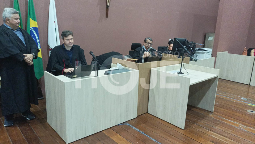 Imagem 1 - Réu vai a júri popular por homicídio em Governador; motivo seria um briga por conta de um celular. Nerivaldo Brito De Silva, conhecido como “Nino”, de 28 anos, está sendo julgado nesta terça-feira (20). Ele é acusado de matar a tiros Sebastião de Oliveira, no dia 12 de setembro de 2021, na Comunidade Campestre, Zona Rural de Governador Dix-Sept Rosado. Consta nos autos do inquérito policial que a vítima e o réu possuíam uma desavença antiga, tendo o denunciado, inclusive, atentado contra a vida da vítima, meses antes do crime, após ter exigido a devolução de um celular que ela (a vítima) havia comprado a ele. Esta seria a provável motivação para o homicídio. O julgamento deve ser concluído ainda nesta terça. Imagem 1 - Réu vai a júri popular por homicídio em Governador; motivo seria um briga por conta de um celular. Nerivaldo Brito De Silva, conhecido como “Nino”, de 28 anos, está sendo julgado nesta terça-feira (20). Ele é acusado de matar a tiros Sebastião de Oliveira, no dia 12 de setembro de 2021, na Comunidade Campestre, Zona Rural de Governador Dix-Sept Rosado. Consta nos autos do inquérito policial que a vítima e o réu possuíam uma desavença antiga, tendo o denunciado, inclusive, atentado contra a vida da vítima, meses antes do crime, após ter exigido a devolução de um celular que ela (a vítima) havia comprado a ele. Esta seria a provável motivação para o homicídio. O julgamento deve ser concluído ainda nesta terça.