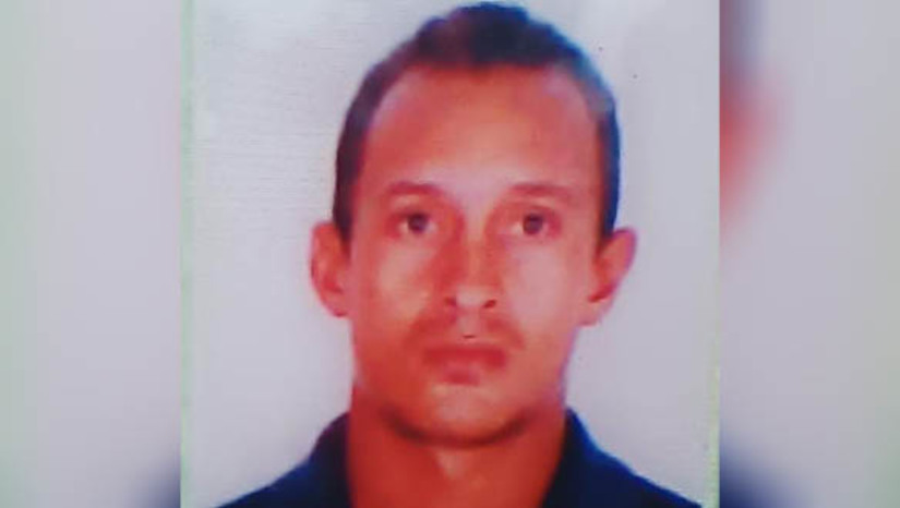 Imagem 1 - Homem golpeado por faca peixeira em Areia Branca morre no HRTM, em Mossoró. As informações preliminares dão conta que Francisco Severino de Paiva Neto, de 41 anos, estava na calçada de sua residência, na noite desta segunda-feira (19), quando dois homens se aproximaram em uma bicicleta e desferiram vários golpes de faca contra ele. A vítima foi socorrida para o hospital municipal e, após estabilizada, transferida para o HRTM, em Mossoró, mas acabou morrendo na unidade de saúde. A polícia civil informou à reportagem do MOSSORÓ HOJE que ainda estão em diligências para apurar os fatos mais detalhadamente. Imagem 1 - Homem golpeado por faca peixeira em Areia Branca morre no HRTM, em Mossoró. As informações preliminares dão conta que Francisco Severino de Paiva Neto, de 41 anos, estava na calçada de sua residência, na noite desta segunda-feira (19), quando dois homens se aproximaram em uma bicicleta e desferiram vários golpes de faca contra ele. A vítima foi socorrida para o hospital municipal e, após estabilizada, transferida para o HRTM, em Mossoró, mas acabou morrendo na unidade de saúde. A polícia civil informou à reportagem do MOSSORÓ HOJE que ainda estão em diligências para apurar os fatos mais detalhadamente.