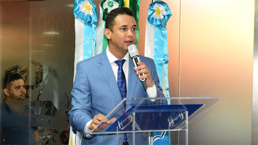 Imagem 1 - Prefeito anuncia início das obras do grande Anel Viário de Mossoró para esta quarta (21). A informação foi confirmada pelo prefeito Allyson Bezerra nesta terça-feira (20), durante a leitura da mensagem anual, na Câmara Municipal de Mossoró. Segundo o gestor, a ordem de serviço acontecerá às 16 horas e as máquinas já iniciam a obra logo após a assinatura. O investimento na obra será de R$ 67 milhões. Imagem 1 - Prefeito anuncia início das obras do grande Anel Viário de Mossoró para esta quarta (21). A informação foi confirmada pelo prefeito Allyson Bezerra nesta terça-feira (20), durante a leitura da mensagem anual, na Câmara Municipal de Mossoró. Segundo o gestor, a ordem de serviço acontecerá às 16 horas e as máquinas já iniciam a obra logo após a assinatura. O investimento na obra será de R$ 67 milhões.