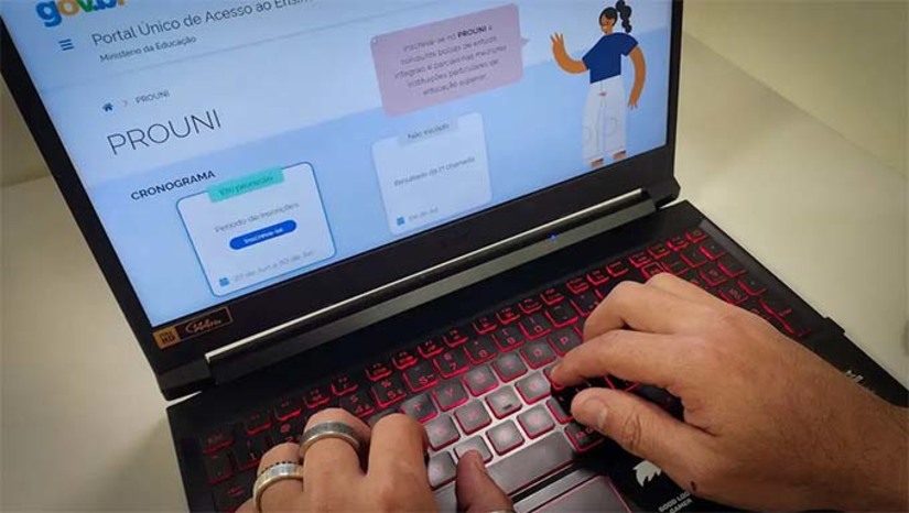 Imagem 1 -  Pré-selecionados devem confirmar dados na instituição superior. A primeira edição do Prouni 2024 ofertou 406.428 bolsas, sendo 308.977 integrais e 97.451 parciais (50%), distribuídas em 15.482 cursos de 1.028 instituições participantes. O programa. O processo seletivo tem duas chamadas sucessivas. A lista dos candidatos pré-selecionados na segunda chamada deve ser publicada no Portal Único de Acesso ao Ensino Superior em 27 de fevereiro.