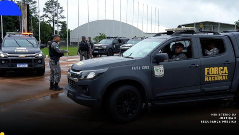Imagem 1 - 100 agentes, 22 viaturas e um ônibus da Força Nacional chegam a Mossoró a quinta-feira (22). O efetivo, formado por policiais e bombeiros militares que já integram a Força, estão sendo mobilizados para ajudar nas buscas pelos dois foragidos na Penitenciária Federal de Mossoró. Os agentes atuarão por 30 dias no município potiguar. No entanto, as buscas não possuem prazo para serem finalizadas. Imagem 1 - 100 agentes, 22 viaturas e um ônibus da Força Nacional chegam a Mossoró a quinta-feira (22). O efetivo, formado por policiais e bombeiros militares que já integram a Força, estão sendo mobilizados para ajudar nas buscas pelos dois foragidos na Penitenciária Federal de Mossoró. Os agentes atuarão por 30 dias no município potiguar. No entanto, as buscas não possuem prazo para serem finalizadas.
