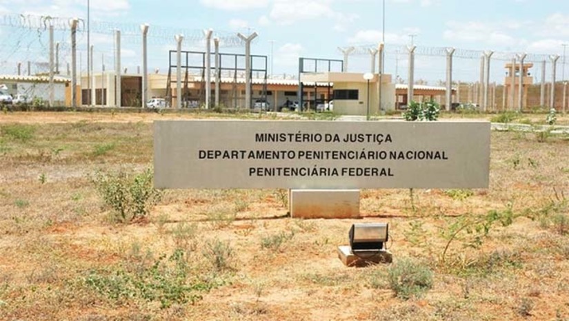 Imagem 1 -  Segundo o Jornal Estadão, a empresa tem como dono um homem que mora na periferia de Brasília. Ele também foi beneficiário do auxílio emergencial, tendo recebido 12 parcelas de pagamentos. A companhia contratada, chamada R7 Facilities, tem um faturamento anual de R$ 195 milhões e foi contratada por R$ 1,7 milhão. Em nota, o Ministério da Justiça disse que vai pedir "apuração rigorosa" sobre o caso. A pasta disse que a empresa cumpriu todos os requisitos técnicos de contratações, mas que acionou órgãos competentes para investigar a "lisura da empresa citada".