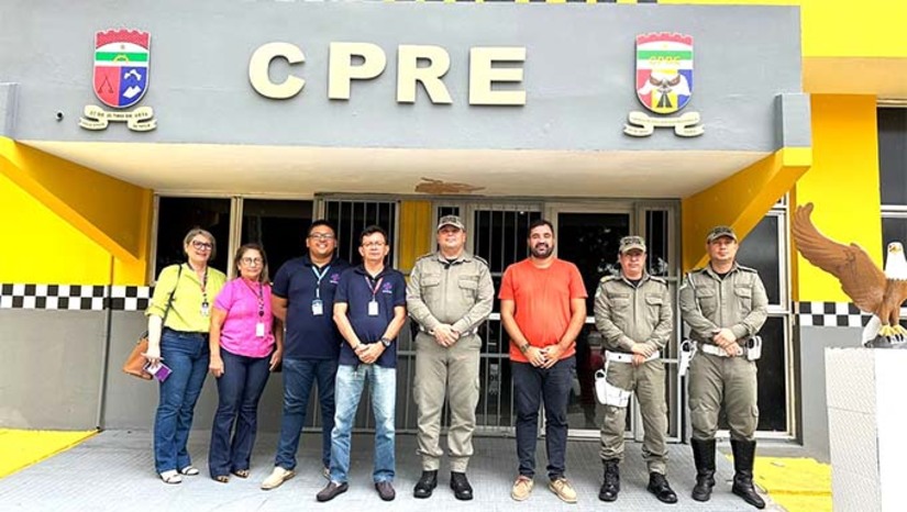 Imagem 1 - Uma reunião realizada nessa terça-feira (20), entre a Subcoordenadoria de Educação do Detran e o Comando do CPRE, definiu o trabalho que vai ser desenvolvido tendo com base o projeto “Bafômetro Amigo”. O plano é ampliar as atividades educativas em bares e restaurantes, mostrando aos frequentadores o funcionamento do bafômetro, com é feita a medição de alcoolemia, os índices registrados em cada exame, o manuseio do equipamento e o teste educativo realizando nas áreas de bares. Imagem 1 - Uma reunião realizada nessa terça-feira (20), entre a Subcoordenadoria de Educação do Detran e o Comando do CPRE, definiu o trabalho que vai ser desenvolvido tendo com base o projeto “Bafômetro Amigo”. O plano é ampliar as atividades educativas em bares e restaurantes, mostrando aos frequentadores o funcionamento do bafômetro, com é feita a medição de alcoolemia, os índices registrados em cada exame, o manuseio do equipamento e o teste educativo realizando nas áreas de bares.