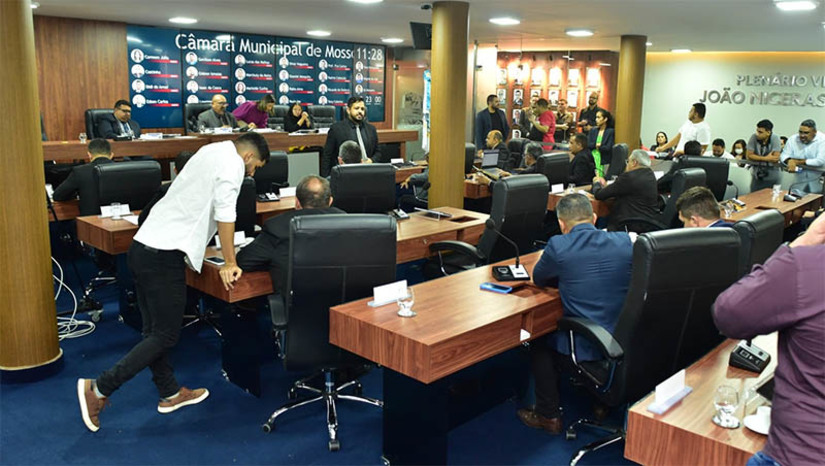 Imagem 1 - Câmara de Mossoró aprova PL que concede reajuste aos professores da rede municipal. Apresentado no começo deste mês, ainda no recesso parlamentar, o Projeto de Lei Complementar do Executivo 36/2024 seria lido hoje em plenário e despachado às comissões. Mas foi colocado em votação, por força de requerimento de regime de urgência especial. O reajuste é de 3,62%, conforme o Piso do Magistério de 2024. Imagem 1 - Câmara de Mossoró aprova PL que concede reajuste aos professores da rede municipal. Apresentado no começo deste mês, ainda no recesso parlamentar, o Projeto de Lei Complementar do Executivo 36/2024 seria lido hoje em plenário e despachado às comissões. Mas foi colocado em votação, por força de requerimento de regime de urgência especial. O reajuste é de 3,62%, conforme o Piso do Magistério de 2024.