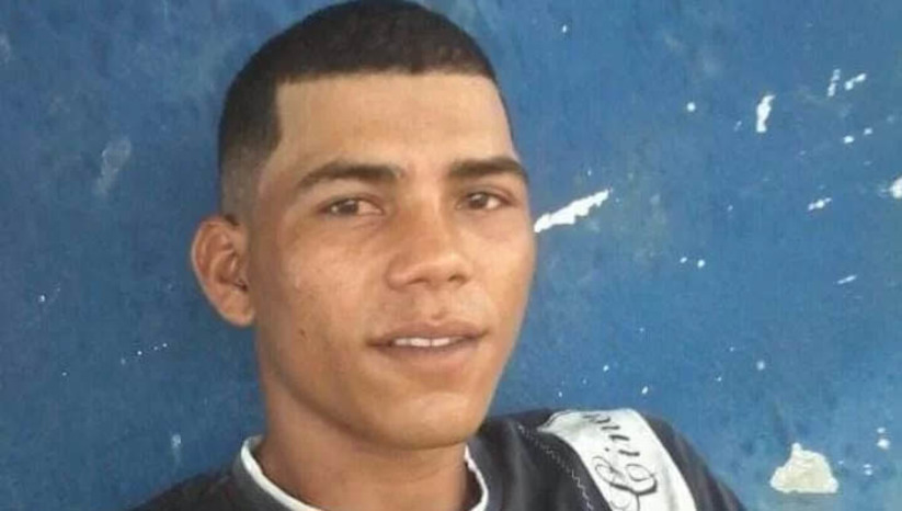Imagem 1 - Ex-presidiário é assassinado a tiros em São Rafael, no interior do RN. O crime aconteceu por volta das 13h40 desta quarta-feira (21). A vítima foi identificada apenas como Vagner. O homem foi encontrado caído, ao lado de uma motocicleta, no Centro da cidade. Com ele, os policiais encontraram uma pequena porção de crack. No local, prevaleceu a lei do silêncio, tendo algumas pessoas apenas afirmado que ouviram os disparos e acionaram a polícia. Vagner já tinha passagem no sistema prisional pelo crime de tráfico de drogas. Ele também era suspeito de um homicídio ocorrido em outubro de 2023. Imagem 1 - Ex-presidiário é assassinado a tiros em São Rafael, no interior do RN. O crime aconteceu por volta das 13h40 desta quarta-feira (21). A vítima foi identificada apenas como Vagner. O homem foi encontrado caído, ao lado de uma motocicleta, no Centro da cidade. Com ele, os policiais encontraram uma pequena porção de crack. No local, prevaleceu a lei do silêncio, tendo algumas pessoas apenas afirmado que ouviram os disparos e acionaram a polícia. Vagner já tinha passagem no sistema prisional pelo crime de tráfico de drogas. Ele também era suspeito de um homicídio ocorrido em outubro de 2023.