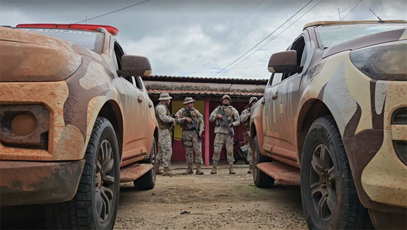 Imagem 1 - Na Reserva nacional da Furna Feia, os policiais fizeram buscas usando helicópteros e também várias viaturas da Polícia Rodoviária Federal e da Polícia Penal Federal, além de Apoio da Polícia Militar (Cotar), que é a força de elite do Estado do Ceará. Na Rua Amauri Ribeiro, conhecida por Rua da Vara, em Baraúna, os policiais fizeram abordagens e circularam em prarticamente todas as ruas da região da cidade. Nesta quinta, 22, chega o reforço da Força Nacional. Imagem 1 - Na Reserva nacional da Furna Feia, os policiais fizeram buscas usando helicópteros e também várias viaturas da Polícia Rodoviária Federal e da Polícia Penal Federal, além de Apoio da Polícia Militar (Cotar), que é a força de elite do Estado do Ceará. Na Rua Amauri Ribeiro, conhecida por Rua da Vara, em Baraúna, os policiais fizeram abordagens e circularam em prarticamente todas as ruas da região da cidade. Nesta quinta, 22, chega o reforço da Força Nacional.