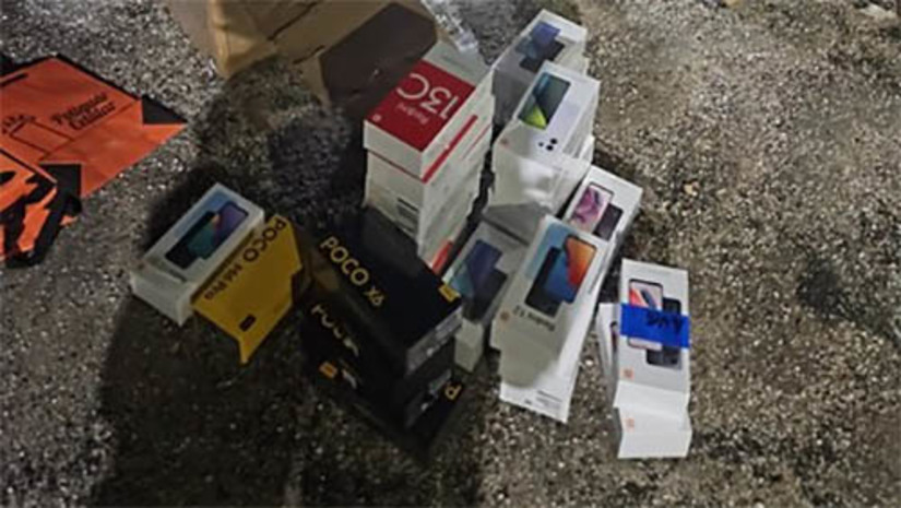 Imagem 1 -  PRF prende um homem e apreende um revólver, droga e aparelhos de celular sem nota em Mossoró. A prisão e as apreensões aconteceram em duas ocorrências distintas, registradas na noite da terça-feira (20). O primeiro aconteceu no km 25 da BR 304, quando os agentes apreenderam 57 aparelhos de telefone celular. A mercadoria estava sendo transportada em uma Hilux; Ainda na mesma noite, no km 46 da BR 110, os policiais prenderam um homem de 28 anos, portando um revólver calibre 38 com seis munições e 0.1g de substância análoga à cocaína.  