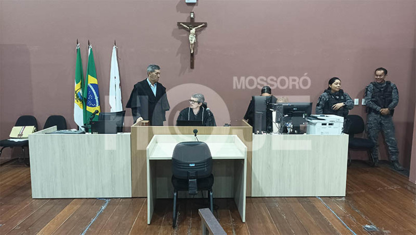 Imagem 1 - TJP julga acusada de matar moradora de rua a facadas em um posto de combustíveis. O júri popular de Ana Paula Batista da Costa, conhecida como “Nega Paula”, de 33 anos, está acontecendo na manhã desta quinta-feira (22), no Fórum Municipal Desembargador Silveira Martins, em Mossoró. O crime aconteceu no dia 29 de junho de 2023. A vítima, Joana Darc de Araújo Mendonça, foi esfaqueada nas proximidades de uma conveniência de um Posto de Gasolina, no bairro do Alto de São Manoel, em Mossoró. A motivação do crime teria sido uma discussão ocorrida poucos minutos antes, entre a vítima e a acusada, por conta de um desentendimento a respeito de um programa. Imagem 1 - TJP julga acusada de matar moradora de rua a facadas em um posto de combustíveis. O júri popular de Ana Paula Batista da Costa, conhecida como “Nega Paula”, de 33 anos, está acontecendo na manhã desta quinta-feira (22), no Fórum Municipal Desembargador Silveira Martins, em Mossoró. O crime aconteceu no dia 29 de junho de 2023. A vítima, Joana Darc de Araújo Mendonça, foi esfaqueada nas proximidades de uma conveniência de um Posto de Gasolina, no bairro do Alto de São Manoel, em Mossoró. A motivação do crime teria sido uma discussão ocorrida poucos minutos antes, entre a vítima e a acusada, por conta de um desentendimento a respeito de um programa.
