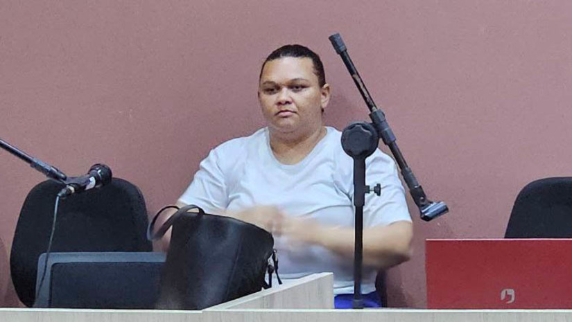 Imagem 1 - Ré é condenada a pena de 6 anos e 5 meses no semiaberto por matar moradora de rua em Mossoró. Ana Paula Batista da Costa, conhecida como “Nega Paula”, de 33 anos, foi condenada pelo crime de homicídio simples cometido contra Joana Darc de Araújo Mendonça. De acordo com a promotoria, as duas qualificadoras (motivação fútil e crime cometido por meio de emboscada) que haviam sido apresentadas na denúncia inicial não se sustentaram. Não houve qualquer testemunha que corroborasse a motivação do crime e o fato aconteceu durante uma briga, onde as duas chegaram às vias de fato, o que derruba a tese de que a vítima teria sido pega de surpresa. Imagem 1 - Ré é condenada a pena de 6 anos e 5 meses no semiaberto por matar moradora de rua em Mossoró. Ana Paula Batista da Costa, conhecida como “Nega Paula”, de 33 anos, foi condenada pelo crime de homicídio simples cometido contra Joana Darc de Araújo Mendonça. De acordo com a promotoria, as duas qualificadoras (motivação fútil e crime cometido por meio de emboscada) que haviam sido apresentadas na denúncia inicial não se sustentaram. Não houve qualquer testemunha que corroborasse a motivação do crime e o fato aconteceu durante uma briga, onde as duas chegaram às vias de fato, o que derruba a tese de que a vítima teria sido pega de surpresa.