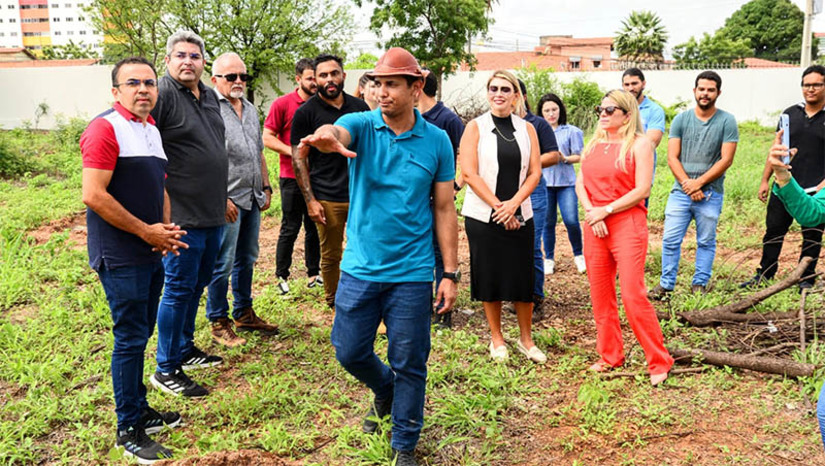 Imagem 1 - Equipe técnica da Prefeitura visita terreno onde será construída a Policlínica de Mossoró. A equipe composta por secretários municipais e engenheiros responsáveis pelo projeto arquitetônico pôde avaliar as condições do local, bem como planejar a execução da obra. O terreno foi doado pela Ufersa, localizado em frente á BR-110 na avenida Francisco Mota, numa região muito importante da cidade. A futura unidade de saúde irá beneficiar a população local, oferecendo atendimento médico de qualidade e contribuindo para a melhoria dos serviços de saúde no município. Imagem 1 - Equipe técnica da Prefeitura visita terreno onde será construída a Policlínica de Mossoró. A equipe composta por secretários municipais e engenheiros responsáveis pelo projeto arquitetônico pôde avaliar as condições do local, bem como planejar a execução da obra. O terreno foi doado pela Ufersa, localizado em frente á BR-110 na avenida Francisco Mota, numa região muito importante da cidade. A futura unidade de saúde irá beneficiar a população local, oferecendo atendimento médico de qualidade e contribuindo para a melhoria dos serviços de saúde no município.