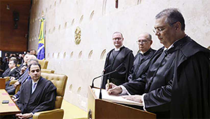 Imagem 1 - Flávio Dino toma posse como novo ministro do Supremo Tribunal Federal. A cerimônia de posse aconteceu na tarde desta quinta-feira (22), no Plenário da Corte. Com a posse, o Supremo volta a ter a composição completa, com 11 ministros. Flávio Dino foi indicado pelo presidente da República, Luiz Inácio Lula da Silva, e assume a vaga deixada pela ministra Rosa Weber, que se aposentou em 30 de setembro do ano passado. Imagem 1 - Flávio Dino toma posse como novo ministro do Supremo Tribunal Federal. A cerimônia de posse aconteceu na tarde desta quinta-feira (22), no Plenário da Corte. Com a posse, o Supremo volta a ter a composição completa, com 11 ministros. Flávio Dino foi indicado pelo presidente da República, Luiz Inácio Lula da Silva, e assume a vaga deixada pela ministra Rosa Weber, que se aposentou em 30 de setembro do ano passado.