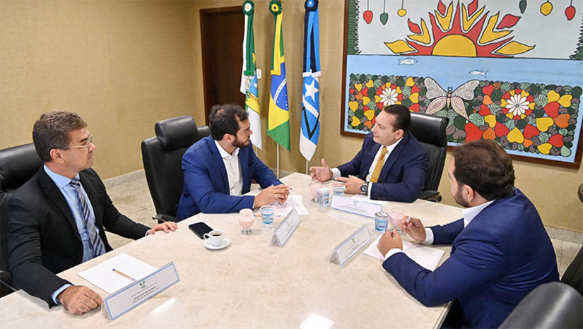   Ezequiel Ferreira se reúne com o deputado federal Túlio Gadêlha. A visita de cortesia foi no gabinete da Presidência da ALRN, nesta quinta-feira (22), e o encontro teve como objetivo abordar ações realizadas no Estado e discutir a conjuntura política regional. "Viemos conhecer as boas iniciativas que a ALRN tem realizado a favor da população do Rio Grande do Norte e que são bons exemplos para levarmos também para Pernambuco ou até mesmo para a Câmara Federal", disse o parlamentar federal após o encontro.