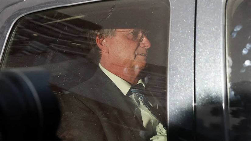 Imagem 1 - Bolsonaro fica em silêncio na PF ao ser questionado sobre suposta tentativa de golpe de Estado. Bolsonaro ficou cerca de 30 minutos na PF, nesta quinta-feira (22). Após deixar o local em carro com vidros fechados, dois dos seus advogados falaram com a imprensa e justificaram que o seu cliente ficou em silêncio porque a defesa não teria tido acesso à íntegra dos autos da investigação. “A falta de acesso a esses documentos, especialmente as declarações do tenente coronel Mauro Cid, e as mídias eletrônicas obtidas dos telefones celulares de terceiros e computadores, impedem que a defesa tenha o mínimo conhecimento por quais elementos o presidente é hoje convocado a esse depoimento” destacou Paulo Bueno, advogado do ex-presidente. Imagem 1 - Bolsonaro fica em silêncio na PF ao ser questionado sobre suposta tentativa de golpe de Estado. Bolsonaro ficou cerca de 30 minutos na PF, nesta quinta-feira (22). Após deixar o local em carro com vidros fechados, dois dos seus advogados falaram com a imprensa e justificaram que o seu cliente ficou em silêncio porque a defesa não teria tido acesso à íntegra dos autos da investigação. “A falta de acesso a esses documentos, especialmente as declarações do tenente coronel Mauro Cid, e as mídias eletrônicas obtidas dos telefones celulares de terceiros e computadores, impedem que a defesa tenha o mínimo conhecimento por quais elementos o presidente é hoje convocado a esse depoimento” destacou Paulo Bueno, advogado do ex-presidente.