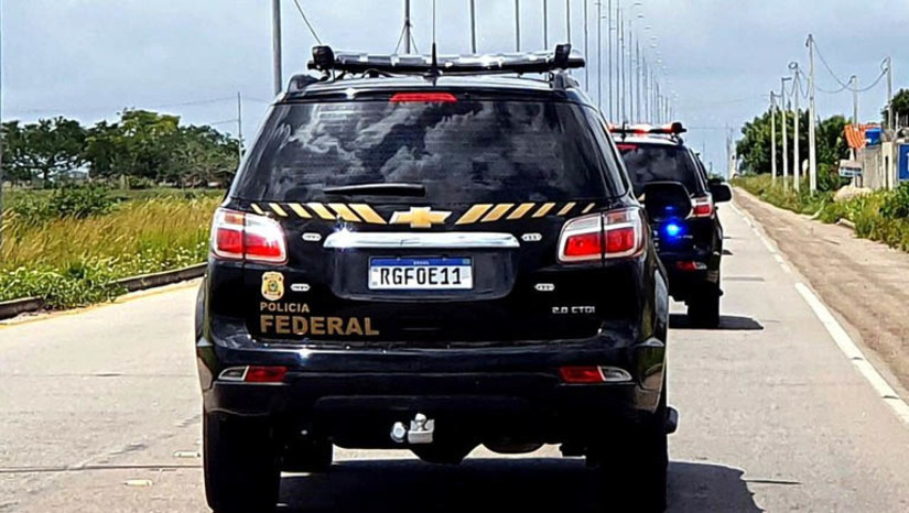Imagem 1 -  A prisão aconteceu na manhã desta sexta-feira (23). O indivíduo, identificado como Johnney Weyd Nascimento da Silva, de 40 anos, condenado por roubo e participação em organização criminosa e que estava com mandado de prisão em aberto. Johnney  é irmão de Deibson Cabral Nascimento, conhecido como “Deisinho” ou “Tatu”.  Os policiais chegaram até ele em virtude das investigações acerca da fuga de Deybson e de  Rogério da Silva Mendonça, da penitenciária federal de Mossoró na madrugada de 14 de fevereiro.