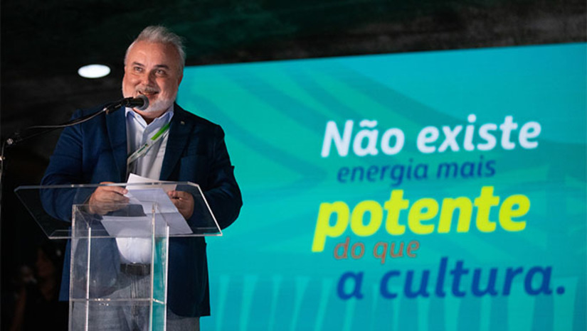 Imagem 1 - Nova edição da Seleção Petrobras Cultural foi lançado nesta sexta-feira, 23, no Museu de Arte Moderna, no Rio de Janeiro, pelo presidente da Petrobras, Jean Paul Prates, com a ilustre presença do presidente da república Luis Inácio Lula da Silva, que, na ocasião, analteceu o resgate da Petrobras e cobrou dos bancos brasileiros mais investimentos em cultura, que para ele, é tão importante quanto um prato de comida. Saltamos de R$ 27 milhões em investimentos em cultura em 2022 para mais de R$ 400 milhões na atual gestão. Aliamos os R$ 250 que anunciamos hoje com outros R$ 150 milhões que viemos empregando de um ano pra cá. É um valor recorde”, afirmou o presidente da Petrobras, Jean Paul Prates. Imagem 1 - Nova edição da Seleção Petrobras Cultural foi lançado nesta sexta-feira, 23, no Museu de Arte Moderna, no Rio de Janeiro, pelo presidente da Petrobras, Jean Paul Prates, com a ilustre presença do presidente da república Luis Inácio Lula da Silva, que, na ocasião, analteceu o resgate da Petrobras e cobrou dos bancos brasileiros mais investimentos em cultura, que para ele, é tão importante quanto um prato de comida. Saltamos de R$ 27 milhões em investimentos em cultura em 2022 para mais de R$ 400 milhões na atual gestão. Aliamos os R$ 250 que anunciamos hoje com outros R$ 150 milhões que viemos empregando de um ano pra cá. É um valor recorde”, afirmou o presidente da Petrobras, Jean Paul Prates.