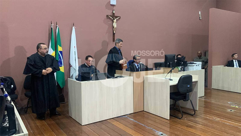 Imagem 1 - Jovem de 27 anos é condenada pelo crime de infanticídio em Mossoró. Emilly Karoline Farias Barbalho, de 27 anos, foi considerada culpada pelo crime de infanticídio, por jogar o filho, um bebê prematuro, pela janela do apartamento que morava com os pais, no bairro Planalto 13 de maio, em Mossoró-RN. A jovem foi a júri popular nesta segunda-feira (26), no Fórum Municipal Desembargador Silveira Martins. Já o crime aconteceu no dia 16 de fevereiro de 2019. O julgamento durou pouco mais de 1h, visto que o MP e a defesa concordaram na tese de infanticídio. Condenada, a dosimetria da pena ficou em 2 anos no regime aberto. Imagem 1 - Jovem de 27 anos é condenada pelo crime de infanticídio em Mossoró. Emilly Karoline Farias Barbalho, de 27 anos, foi considerada culpada pelo crime de infanticídio, por jogar o filho, um bebê prematuro, pela janela do apartamento que morava com os pais, no bairro Planalto 13 de maio, em Mossoró-RN. A jovem foi a júri popular nesta segunda-feira (26), no Fórum Municipal Desembargador Silveira Martins. Já o crime aconteceu no dia 16 de fevereiro de 2019. O julgamento durou pouco mais de 1h, visto que o MP e a defesa concordaram na tese de infanticídio. Condenada, a dosimetria da pena ficou em 2 anos no regime aberto.