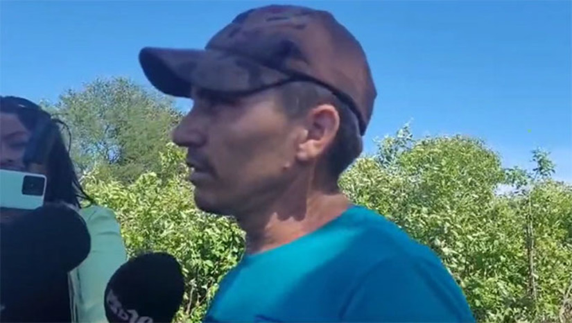 Imagem 1 - Ronaildo da Silva Fernandes, o Galego, de 38 anos, diz que foi ameaçado para fornecer abrigo e comida aos fugitivos Daibson Cabral Nascimento, o Tatu, de 33 anos, e Rogério da Silva Mendonça, o Martelo, de 36 anos, na comunidade de Três Veredas, em Baraúna-RN. A PF desconfia que ele não estivesse falando a verdade quanto a ameaça e o jornal O Globo informa que ele recebeu R$ 5 mil para ajudar os foragidos da Penitenciária Federal de Mossoró. Imagem 1 - Ronaildo da Silva Fernandes, o Galego, de 38 anos, diz que foi ameaçado para fornecer abrigo e comida aos fugitivos Daibson Cabral Nascimento, o Tatu, de 33 anos, e Rogério da Silva Mendonça, o Martelo, de 36 anos, na comunidade de Três Veredas, em Baraúna-RN. A PF desconfia que ele não estivesse falando a verdade quanto a ameaça e o jornal O Globo informa que ele recebeu R$ 5 mil para ajudar os foragidos da Penitenciária Federal de Mossoró.