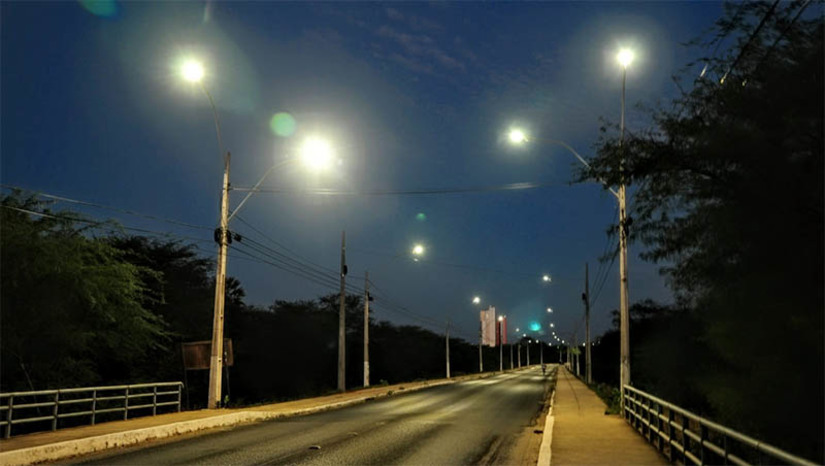 Imagem 1 -  Toda a zona urbana de Mossoró já conta com iluminação 100% de LED. Com essa iniciativa, realizada por meio do programa “Mossoró Iluminada”, a cidade alcançou não só uma iluminação mais eficiente e econômica, mas também contribui para a preservação do meio ambiente, produzindo mais luz (lumens), por watt consumido levando à economia de energia de 50% a 80%, quando comparado a tecnologias tradicionais resultando em redução de custos e de emissão de carbono.