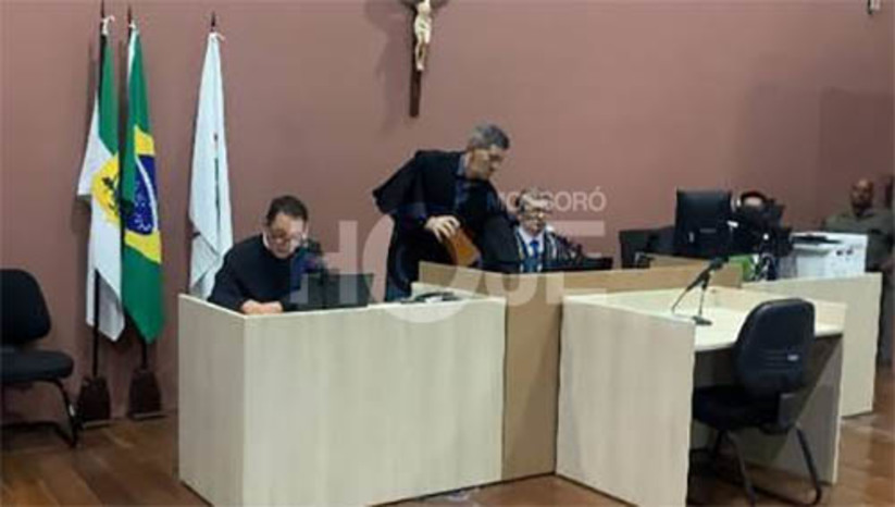 Imagem 1 - Sadja Jayana Lopes Montenegro foi à júri popular na manhã desta terça-feira (27), acusada pelo homicídio de Tiago Wanderley Martins da Silva, crime ocorrido em março de 2016, em Mossoró. A defesa da ré alegou que ela era inocente e mostrou como provas ligações telefônicas e dois testemunhos em plenário. Depois do júri, o promotor Armando Lúcio lamentou que a defesa, para convencer o corpo de jurados, colocou que caso ela fosse presa, deixaria duas crianças, suas filhas, desprotegidas. A tese de negativa de auotoria foi aceita. Em contato com a reportagem do MOSSORÓ HOJE, o promotor Armando Lúcio, do MPRN, afirmou que a decisão do júri foi soberana e não há mais nenhum recurso que possa ser obtido, mas disse lamentar a decisão. Imagem 1 - Sadja Jayana Lopes Montenegro foi à júri popular na manhã desta terça-feira (27), acusada pelo homicídio de Tiago Wanderley Martins da Silva, crime ocorrido em março de 2016, em Mossoró. A defesa da ré alegou que ela era inocente e mostrou como provas ligações telefônicas e dois testemunhos em plenário. Depois do júri, o promotor Armando Lúcio lamentou que a defesa, para convencer o corpo de jurados, colocou que caso ela fosse presa, deixaria duas crianças, suas filhas, desprotegidas. A tese de negativa de auotoria foi aceita. Em contato com a reportagem do MOSSORÓ HOJE, o promotor Armando Lúcio, do MPRN, afirmou que a decisão do júri foi soberana e não há mais nenhum recurso que possa ser obtido, mas disse lamentar a decisão.