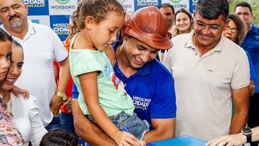 Imagem 1 - A construção da escola é uma das 40 obras do programa "Mossoró Realiza", anunciadas pelo prefeito na leitura da mensagem anual na Câmara Municipal, no último dia 20 de fevereiro, e faz parte também do programa "Mossoró Cidade Educação". O prefeito destacou a alegria de dar a ordem de serviço na Escola da Comunidade São José. A escola será construída com recursos próprios da Prefeitura e terá capacidade para receber até 110 alunos. Imagem 1 - A construção da escola é uma das 40 obras do programa "Mossoró Realiza", anunciadas pelo prefeito na leitura da mensagem anual na Câmara Municipal, no último dia 20 de fevereiro, e faz parte também do programa "Mossoró Cidade Educação". O prefeito destacou a alegria de dar a ordem de serviço na Escola da Comunidade São José. A escola será construída com recursos próprios da Prefeitura e terá capacidade para receber até 110 alunos.