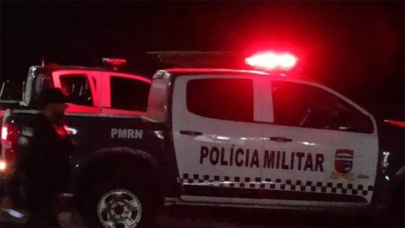 Imagem 1 -  Suspeitos param carro de pré-candidata e atiram no chão em Porto do Mangue: “apenas um aviso”. O caso aconteceu por volta das 20h desta terça-feira (27),  no assentamento Rio Doce, zona rural de Porto do Mangue. No veículo estavam a médica Rosa Araújo, conhecida como Dra. Rosa, e outras 4 pessoas. A médica é pré-candidata à prefeitura do município. De acordo com informações da polícia militar, dois homens encapuzados se aproximaram do carro, ordenaram que o condutor parasse, em seguida ordenaram que todos desembarcassem e atiraram contra o chão. Afirmaram, ainda, que não se tratava de um assalto, mas de “um aviso”. A dupla fugiu em seguida.