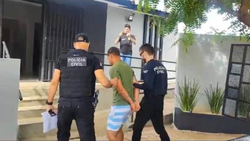 Imagem 1 - Suspeito de latrocínio contra comerciante na Paraíba é preso em Alexandria/RN. A prisão foi realizada nesta terça-feira (27), pela equipe de polícia civil do município de Alexandria. De acordo com a investigação, o crime aconteceu em outubro de 2023, no bairro Imaculada, no município de Bayeux/PB. O suspeito havia realizado um assalto a um estabelecimento e, mesmo sem a vítima esboçar nenhuma reação, foi morta com dois disparos de arma de fogo. Após ser preso, o homem confessou o crime. Imagem 1 - Suspeito de latrocínio contra comerciante na Paraíba é preso em Alexandria/RN. A prisão foi realizada nesta terça-feira (27), pela equipe de polícia civil do município de Alexandria. De acordo com a investigação, o crime aconteceu em outubro de 2023, no bairro Imaculada, no município de Bayeux/PB. O suspeito havia realizado um assalto a um estabelecimento e, mesmo sem a vítima esboçar nenhuma reação, foi morta com dois disparos de arma de fogo. Após ser preso, o homem confessou o crime.