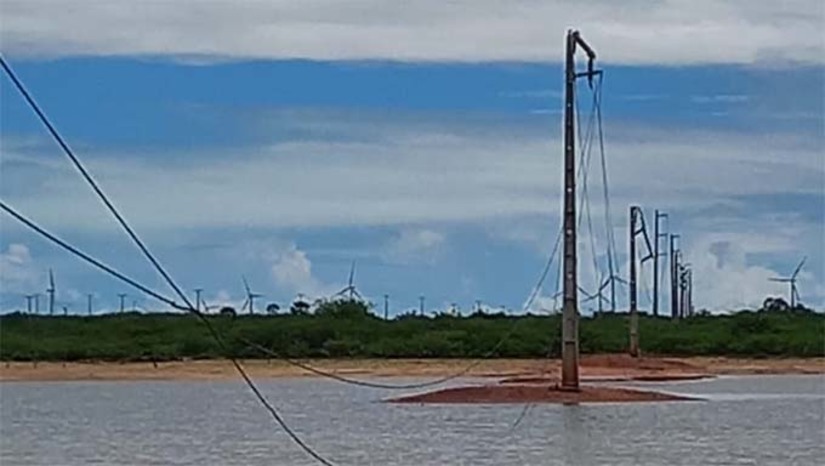 Imagem 1 - Foram quebrado seis postes de uma linha de transmissão de Alta Tensão (69.000 volts) e furtados 600 metros de cabos no trecho entre Macau e Guamaré, na região da Costa. Um dos postes quebrados fica na Comunidade Cohab, próximo ao IFRN, e os outros cinco próximos à Comunidade Papagaio, zona rural do município. A geradora, atendida em alta tensão, segue com o fornecimento interrompido até que a substituição dos postes quebrados e a reposição dos cabos sejam concluídas – ainda sem previsão pois a região está alagada em função das chuvas. A ação criminosa já é a sexta no mesmo local em menos de 90 dias. Imagem 1 - Foram quebrado seis postes de uma linha de transmissão de Alta Tensão (69.000 volts) e furtados 600 metros de cabos no trecho entre Macau e Guamaré, na região da Costa. Um dos postes quebrados fica na Comunidade Cohab, próximo ao IFRN, e os outros cinco próximos à Comunidade Papagaio, zona rural do município. A geradora, atendida em alta tensão, segue com o fornecimento interrompido até que a substituição dos postes quebrados e a reposição dos cabos sejam concluídas – ainda sem previsão pois a região está alagada em função das chuvas. A ação criminosa já é a sexta no mesmo local em menos de 90 dias.